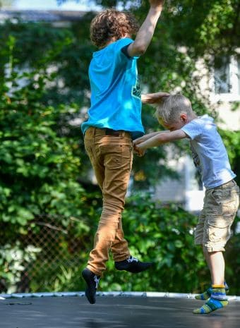 Батут с сеткой или без: что лучше выбрать для дачи в 2026 году?