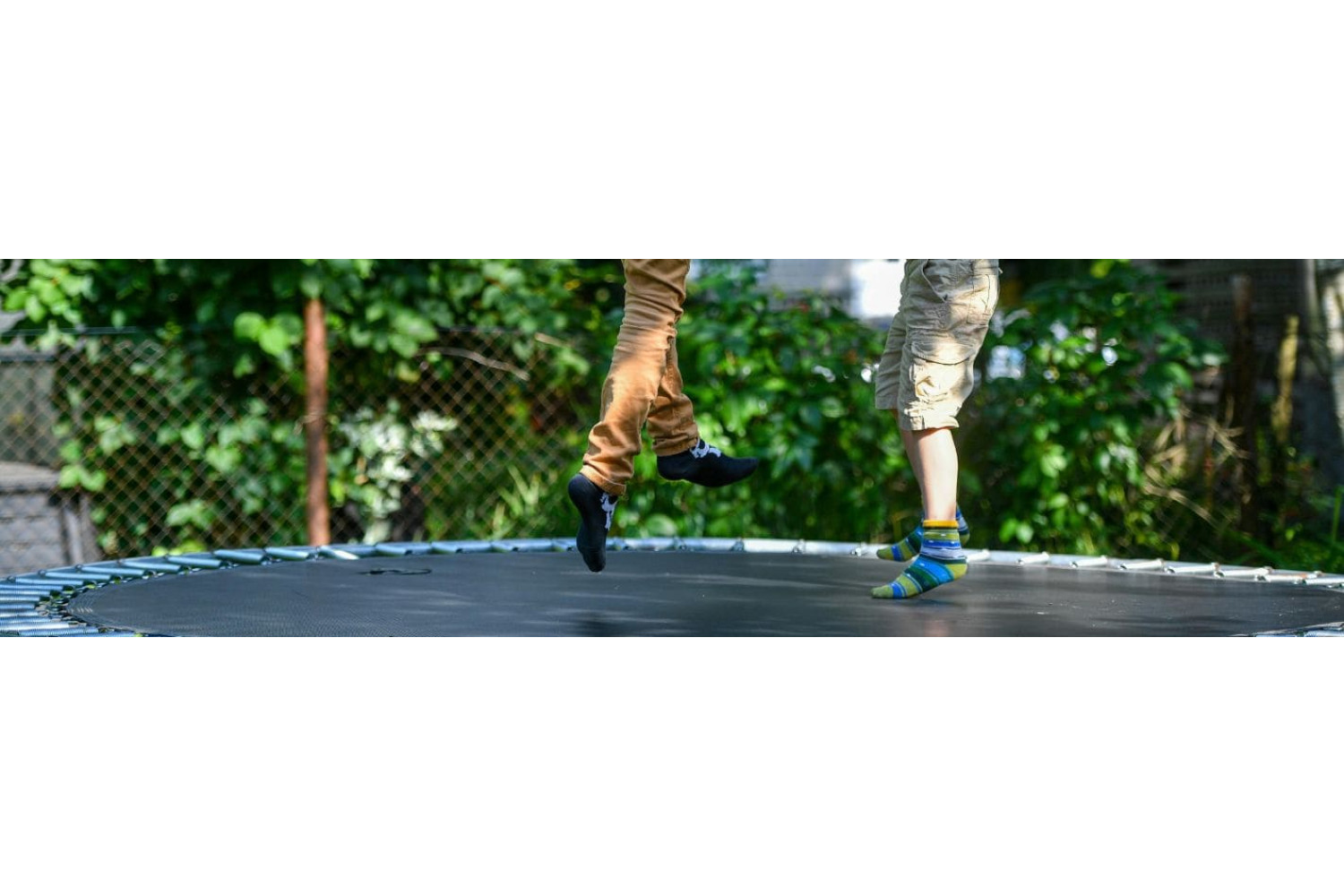 Батут с сеткой или без: что лучше выбрать для дачи в 2026 году?