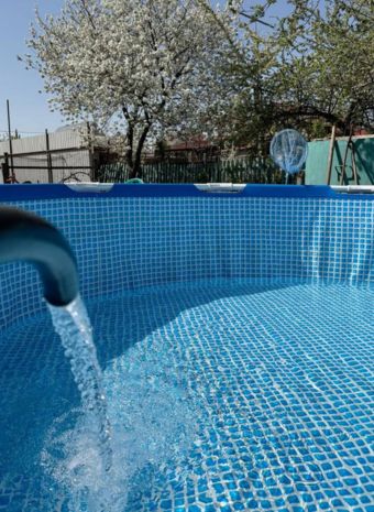 Зеленеет вода в бассейне: пошаговое руководство, как вернуть прозрачность